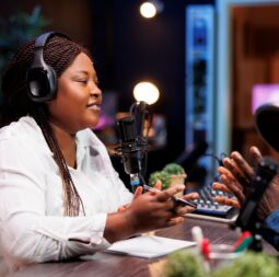 woman-records-conversation-audience