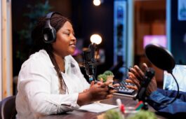 woman-records-conversation-audience