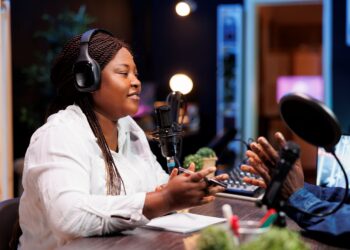 woman-records-conversation-audience