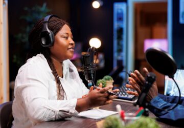 woman-records-conversation-audience