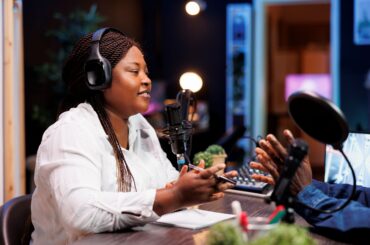 woman-records-conversation-audience