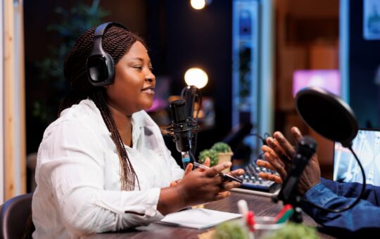 woman-records-conversation-audience